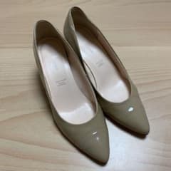 エナメルパンプス ベージュのサムネイル