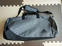 adidas ボストンバッグ グレーのサムネイル