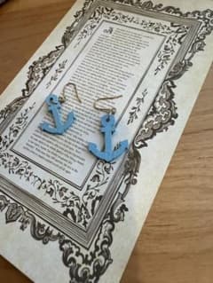 ハンドメイド 水色 アンカー形ピアスのサムネイル