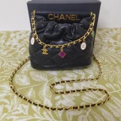 ☆美品☆巾着型 ショルダーバッグ　多色ロゴ　女性　バッグ 　ブラック　ふわふわのサムネイル