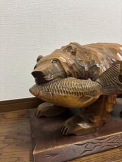 【王道】木彫りの熊 鮭くま 台座付き 民芸品 面彫り 昭和レトロ 置物 王道】木彫りの熊 鮭くま 台座付き 民芸品 面彫り 昭和レトロ 置物