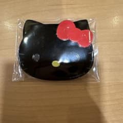 HELLO KITTY フェイス缶バッジ ブラックのサムネイル