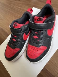 NIKE キッズスニーカー ブラック レッドのサムネイル