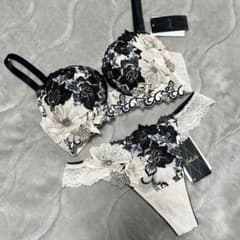 salute 28G 店舗限定リッチヴェール E65/M - メルカリ