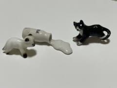 小さくてかわいい　子猫とミルク瓶の陶器置物セットのサムネイル