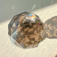 ✳メルカリ初出品‼️レモンスモーキー水晶勾玉 ルチル*虹入り　皆無の1個 本物保証 虹入り 多面カット スモーキークォーツ 台座付き 煙水晶 水晶 置き物