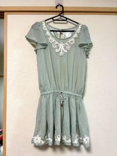 刺繍入りグリーントップスのサムネイル