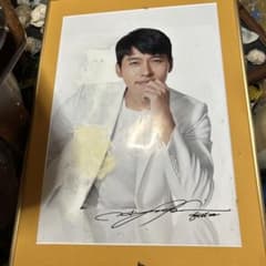 韓国のスターのポスター、サイン入りのサムネイル