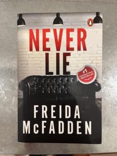 Never Lie Freida McFadden 洋書のサムネイル