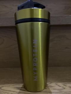 【新品未使用】MYPROTEIN プロテインシェイカー 500ml ゴールドのサムネイル