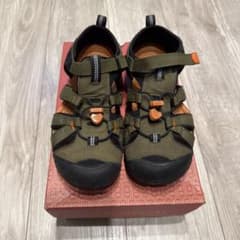 KEEN サンダル CNX カーキ×ブラック　22.5㎝のサムネイル