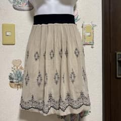 アクシーズファム　ベージュ×黒 刺繍入り フレアスカートのサムネイル