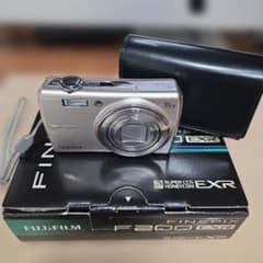 FUJIFILM FinePix F200 EXR 本体 美品　純正ケース付きのサムネイル