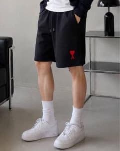 【新品タグ付き】AMI PARIS ハーフパンツ ブラックのサムネイル