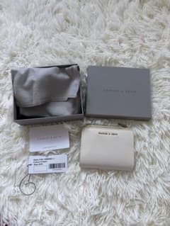 CHARLES & KEITH 二つ折り財布 アイボリーのサムネイル