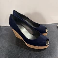 Stuart Weitzman スエード ウェッジソール パンプスのサムネイル