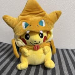 メガリザードンYのポンチョを着たピカチュウ　ぬいぐるみ