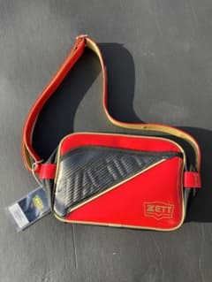 ZETT小型ショルダーバッグ　エナメルバッグのサムネイル