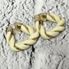BOTTEGAVENETA ツイスト トライアングル ピアス ホワイトゴールド 