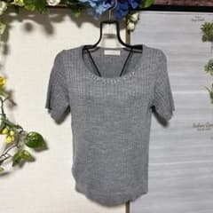 美品 any SiS 半袖 ニット ビジュー付き グレー 柔らか Mサイズのサムネイル