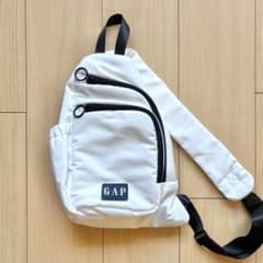 【6/7まで】GAP KIDS ボディバッグ　ショルダーバッグ　スリングバッグのサムネイル