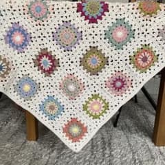 モチーフ編み　グラニースクエア柄マルチカバー　大判サイズ モチーフ編み グラニースクエア柄マルチカバー 大判サイズ グラニー