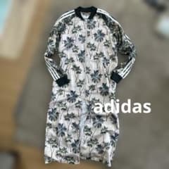 adidas サテンロングワンピース 羽織り 三本線 刺繍 総柄 adidas サテンロングワンピース 羽織り 三本線 刺繍 総柄 - メルカリ