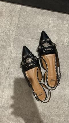 TOGA METAL BELT FLAT PUMPS ブラックのサムネイル