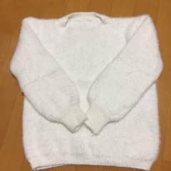 白ニットのサムネイル