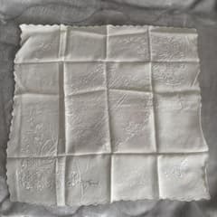 刺繍入りホワイトハンカチ 約30cmのサムネイル