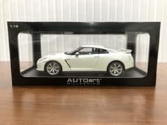 オートアートミレニアムNISSAN GT-R 1/18 ホワイトパールのサムネイル
