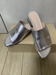 【新品】flugge サンダル 韓国 春 夏 シルバー レディースのサムネイル