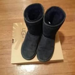 UGGのサムネイル