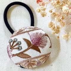 【81】 インド刺繍 くるみボタン ヘアゴム 花 グレーのサムネイル