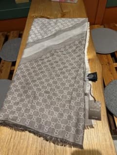 新品未使用GUCCI GGパターンストール 140x140cm 男女兼用※茶色系 新品未使用GUCCI GGパターンストール 140x140cm 男女兼用※茶色系