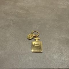 CHANEL 香水ボトルモチーフ チャーム ゴールドカラーのサムネイル