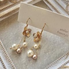 【在庫SALE】ゴールド 小花 3連パール ロングピアスのサムネイル