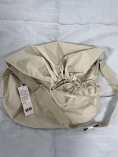 新品未使用！ユニクロ　ドローストリングショルダーバッグ　ナチュラル　白色のサムネイル