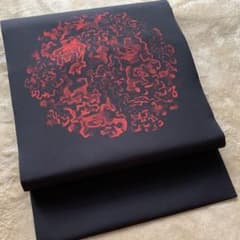 黒地に赤の塩瀬九寸名古屋帯 染め帯 モダン アート柄 抽象 幾何学 黒地に赤の塩瀬九寸名古屋帯 染め帯 モダン アート柄 抽象 幾何学