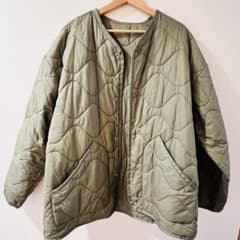 今の時期大活躍！【期間限定】H&M ノーカラーキルティングジャケット カーキ Lのサムネイル