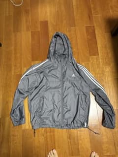 adidasウィンドブレイカージャケット（エッセンシャルズプラス3ストライプ）