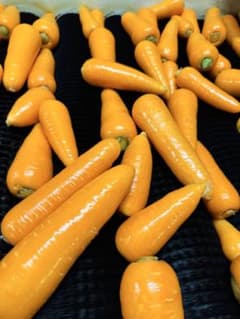 農家直送の10kg、訳あり新鮮アイコウ人参年度末セール送料の関係で限界ギリギリ。のサムネイル
