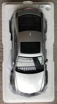 京商 1/18 キャディラック CTS-V シルバー KG005S 完成品のサムネイル