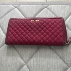 PRADA 長財布 キルティング ラウンドファスナー ボルドーのサムネイル