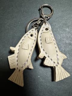 本革　メダカ　キーホルダー　ヌメ革　レザー　雄雌　ハンドメイド　シルバーのサムネイル