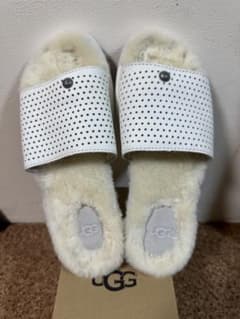 UGG ホワイトファーサンダル サイズ6のサムネイル