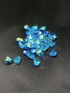 【大容量 鮮やかな青色のオーロラ ハート クリスタル ガラスパーツ 約100g】のサムネイル