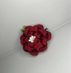紅椿のクリップブローチ【つまみ細工】のサムネイル