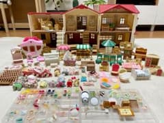 【お買い得】シルバニアファミリー 赤い屋根のお家 家具 お人形 まとめ売りのサムネイル