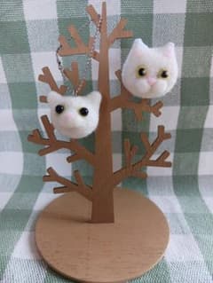 ハンドメイド　猫のフェルトマスコット キーホルダーとブローチ　２点セットのサムネイル